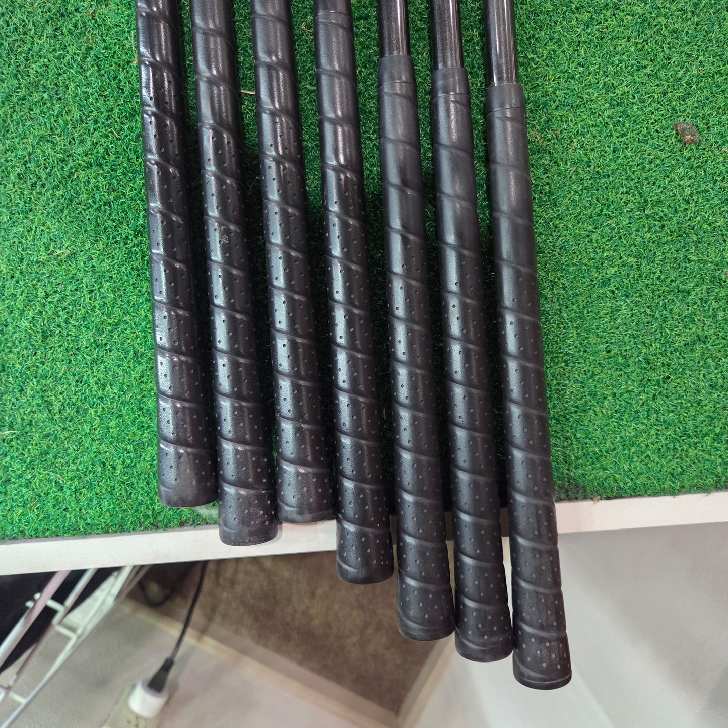 Wilson Pro STAFF (3-PW) - STD Flex (Missing 6 Iron) Graphite
